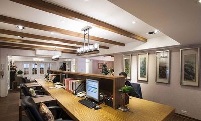 濟(jì)南辦公室裝修美式古典設(shè)計(jì)風(fēng)格,營造復(fù)古藝術(shù)辦公環(huán)境